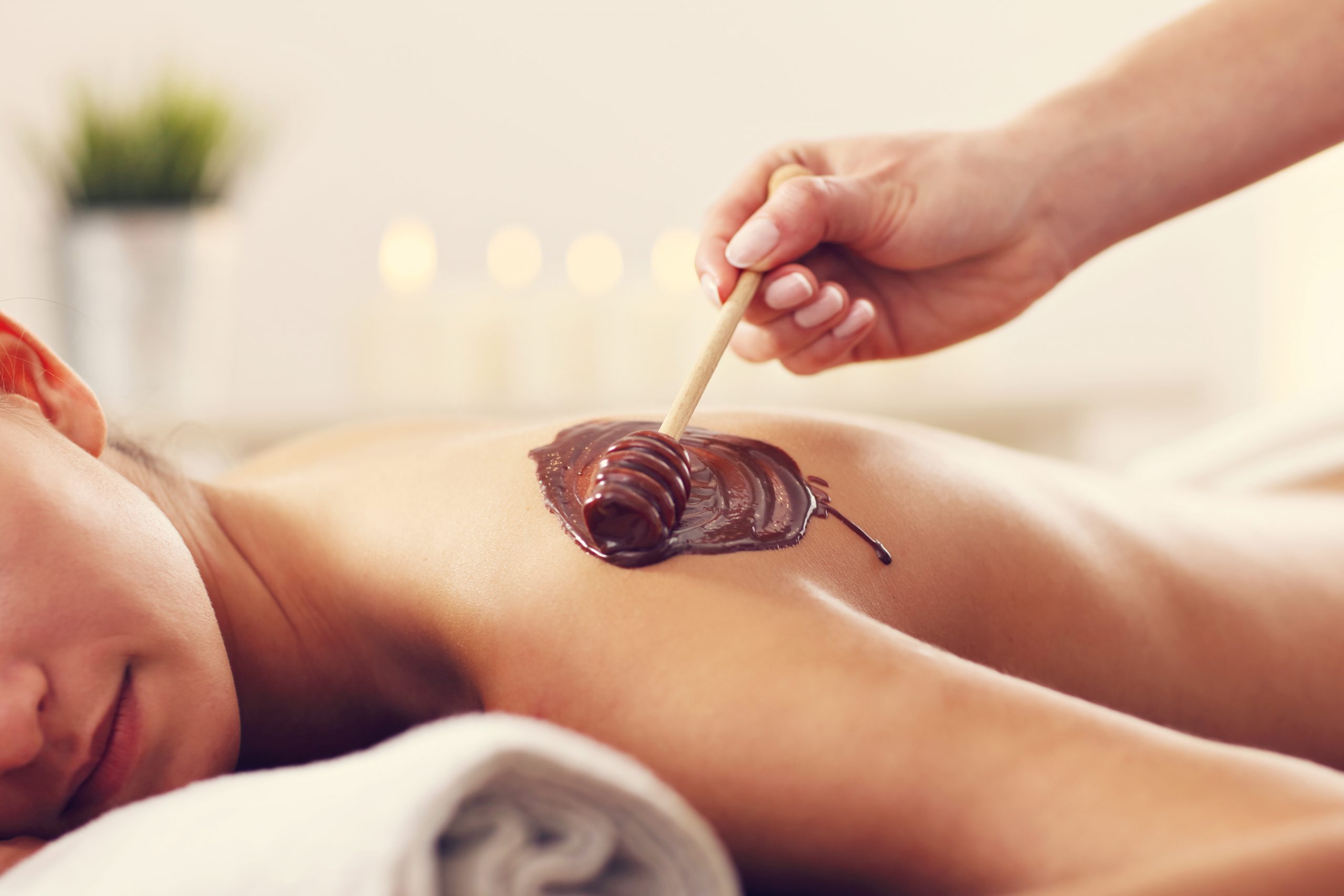 A chocolate massage is the perfect way to relax. Discover its extraordinary properties