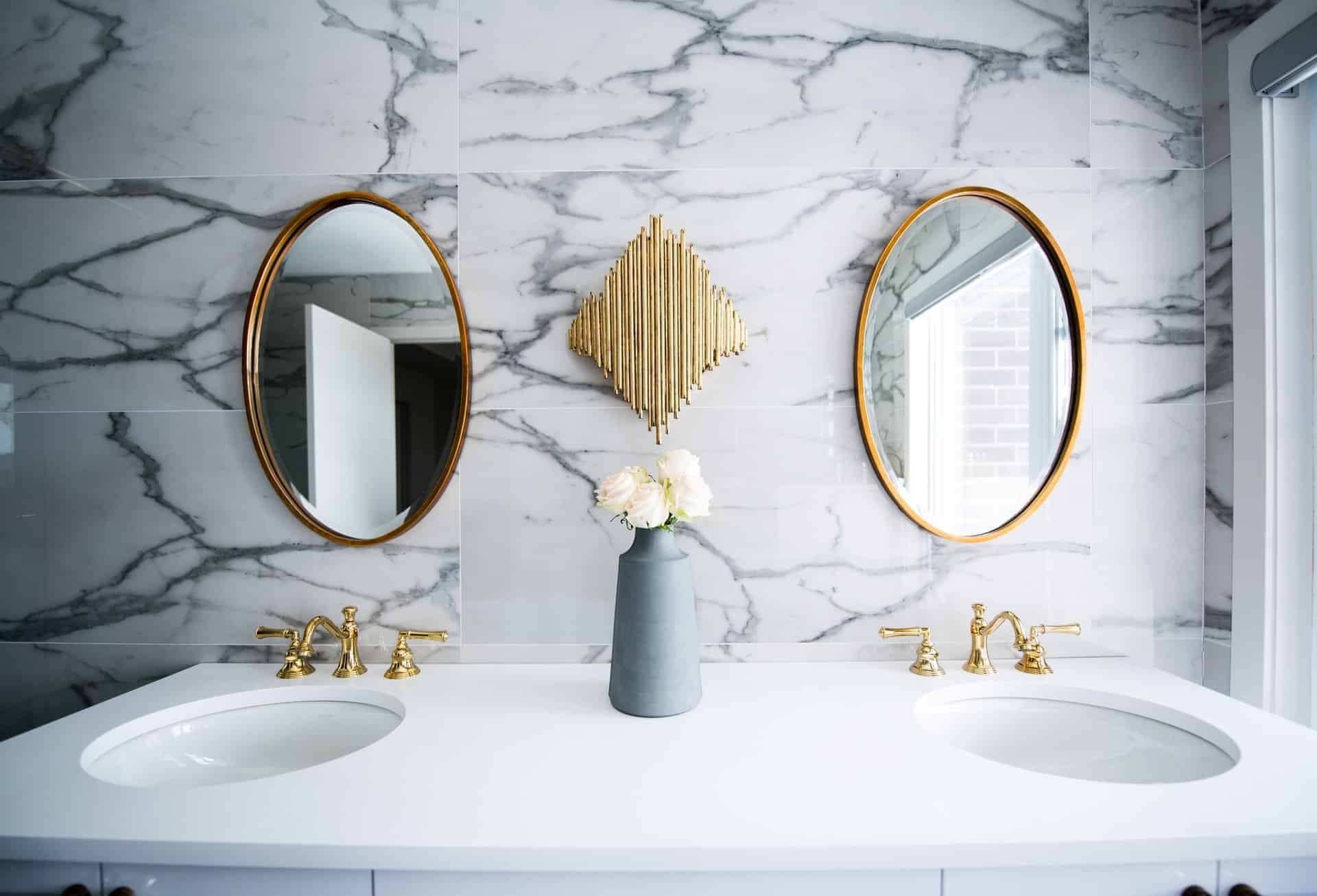 Bathroom in glamour style – how to arrange?